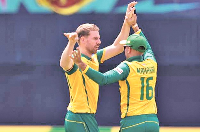 South Africa crush Sri Lanka by six wickets