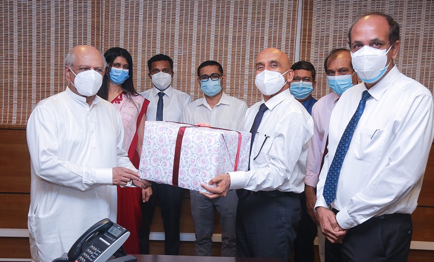 Lanka IOC donated 100 Samsung brand new smartphones to the ministry of Education, GoSL, in support of school education.